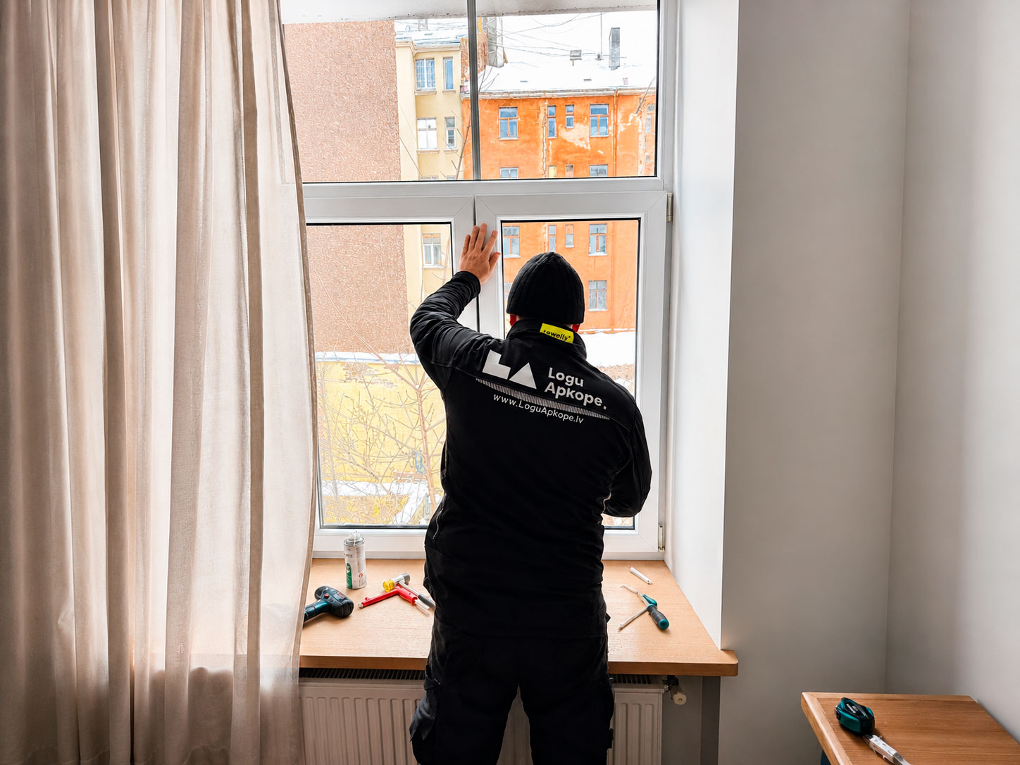 Logu un durvju regulēšana Rīgā — meistars regulē PVC loga eņģes un slēgšanas mehānismu, SIA Logu Apkope