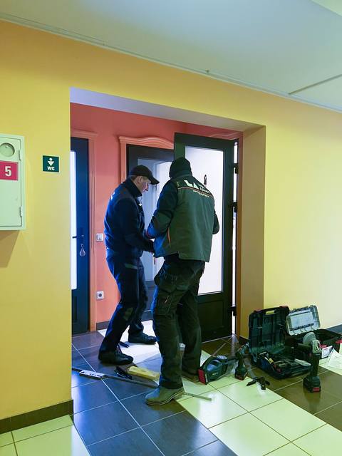 SIA Logu Apkope — durvju remonta darbu piemērs Rīgā