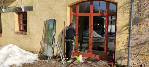 Stikla paketes nomaiņa pret siltāku divkameru paketi Rīgā — SIA Logu Apkope