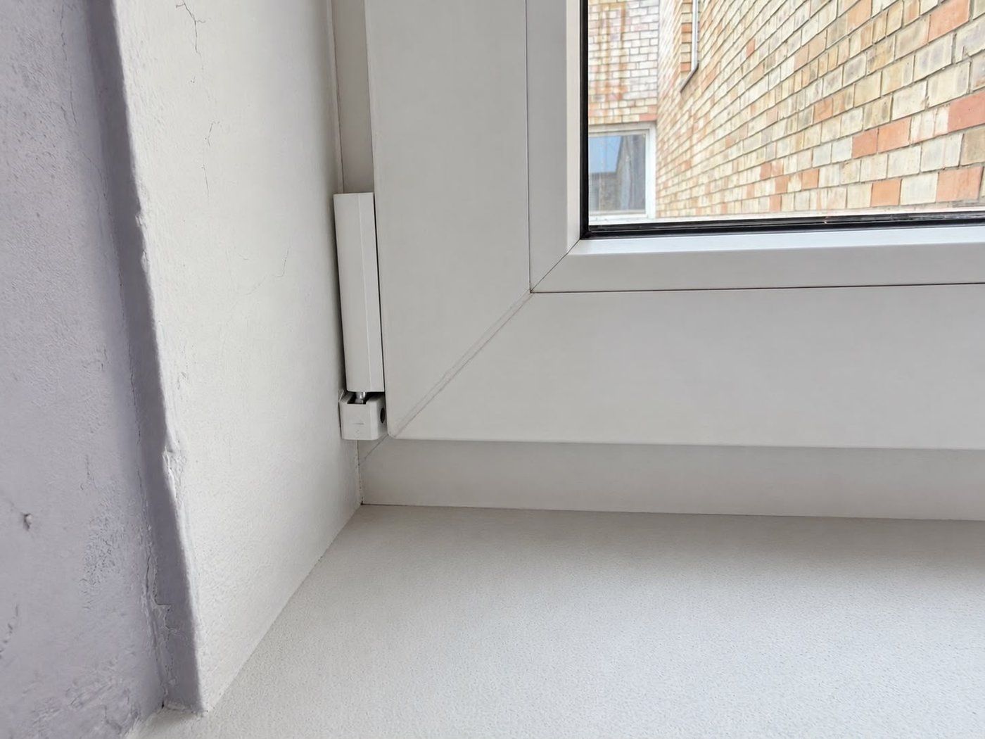 Repaired window with a reinforced hinge — a neat final result